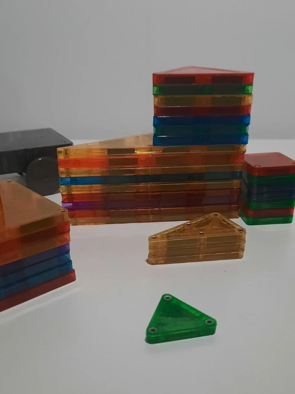 MAGNA-TILES PicassoTiles Lot 61 Pieces Magnetic Building Toys Car Chassis